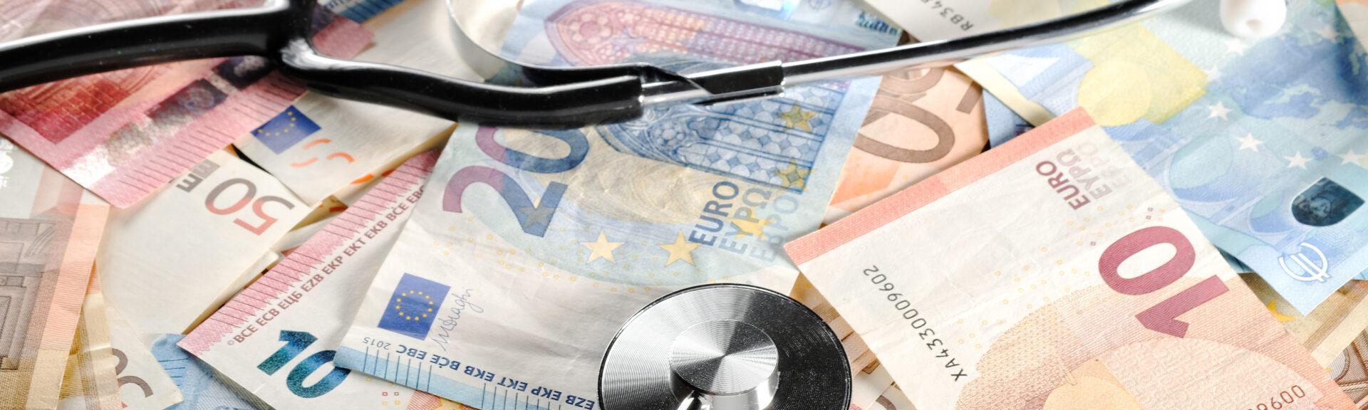 Stetoskop auf Geldscheinen