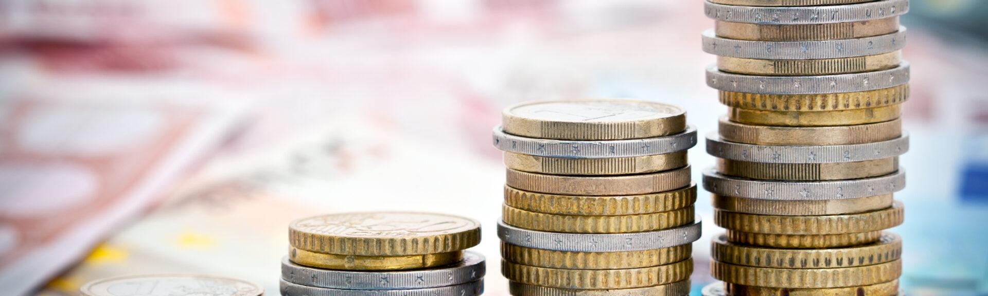 Piles de monnaie en croissance