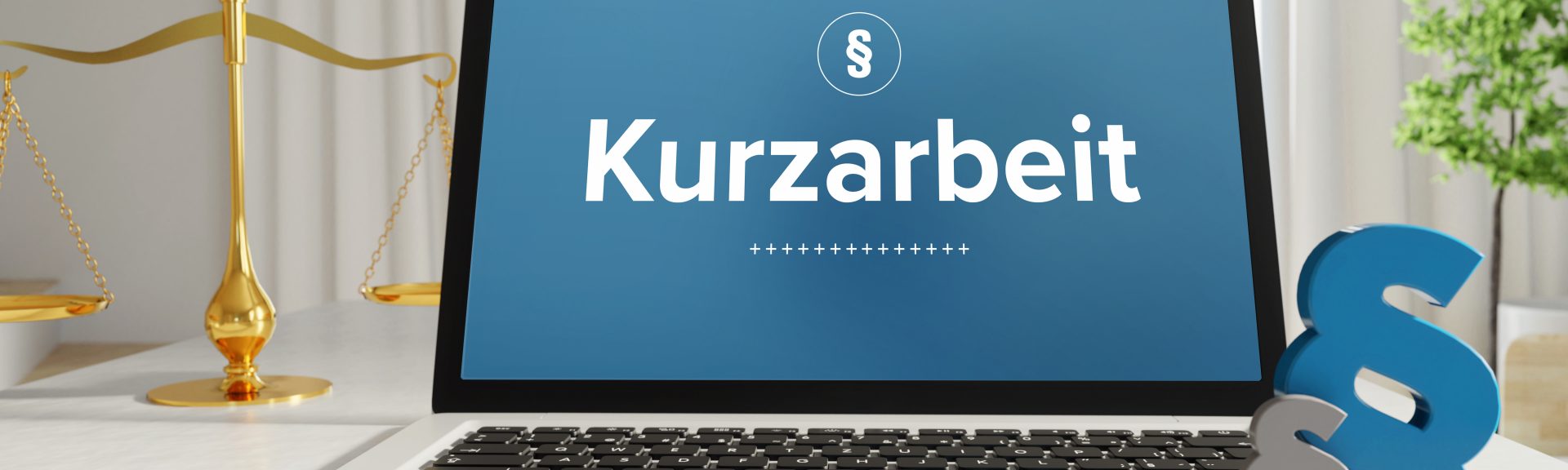 Kurzarbeit – Recht, Gesetz, Internet. Laptop im Büro mit Begriff auf dem Monitor. Paragraf und Waage.