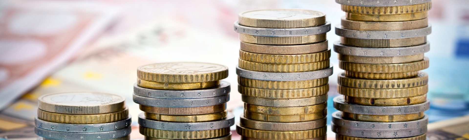 4 Stapel von Eurp münzen. von Links nach rechts steigend