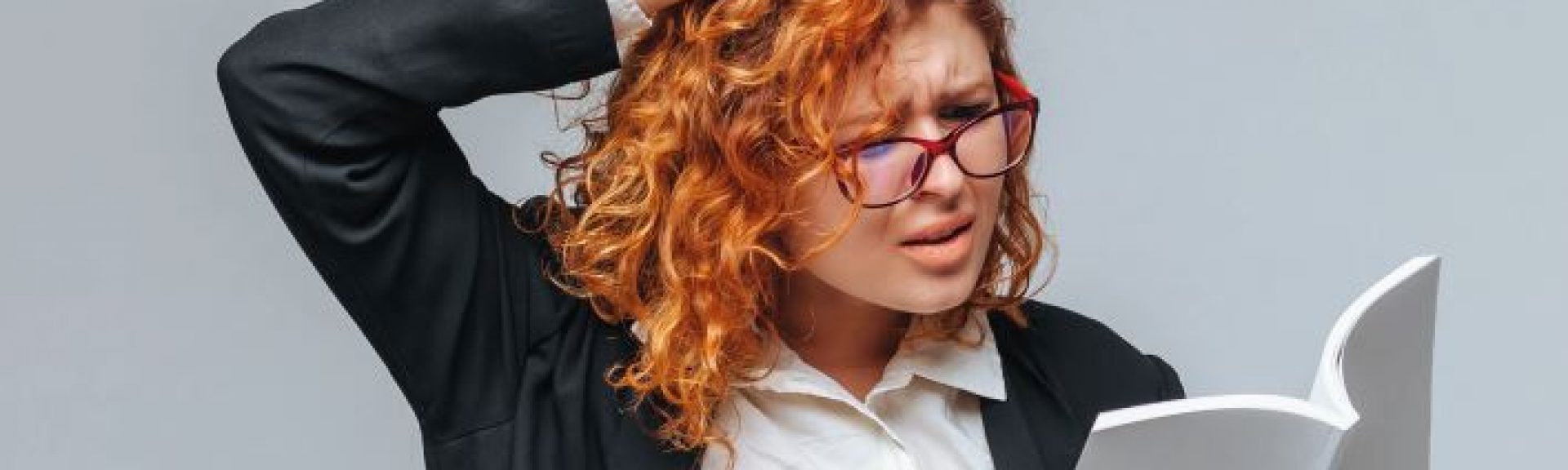 Dame ließt Bilanz, greift sich in die Haare