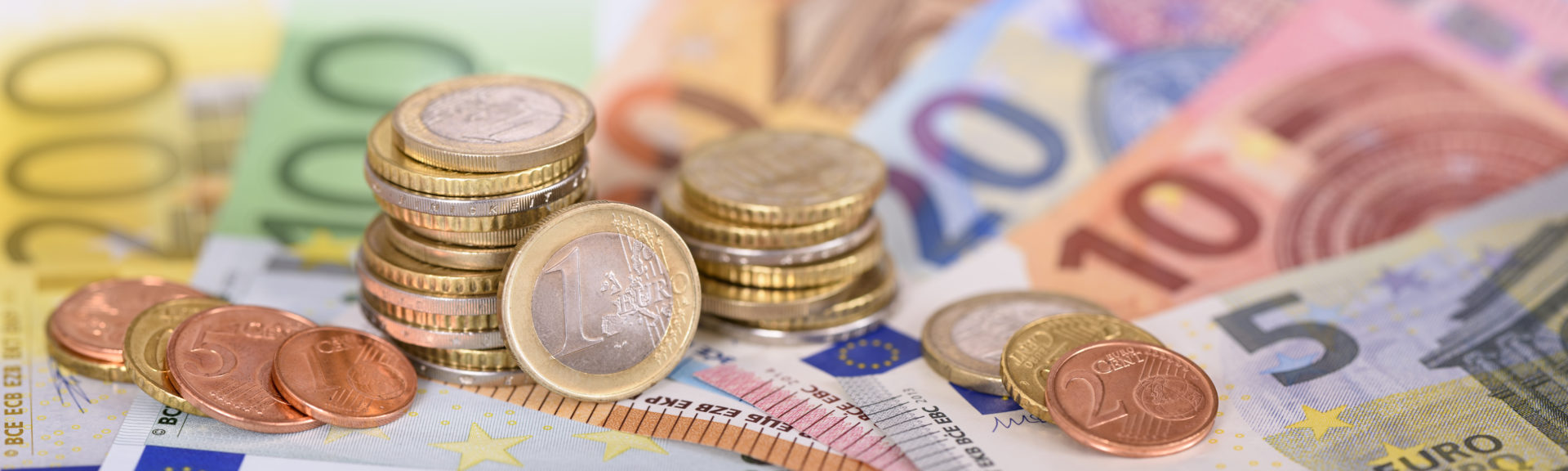 Panorama von Euro Banknoten und Münzen