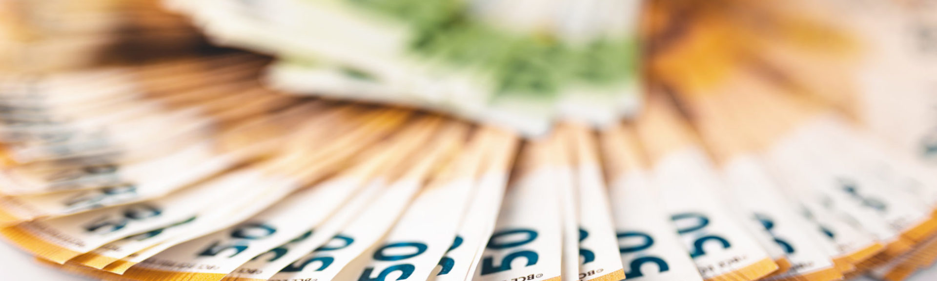 50 und 100€ Geldscheine im Kreis aufgelegt