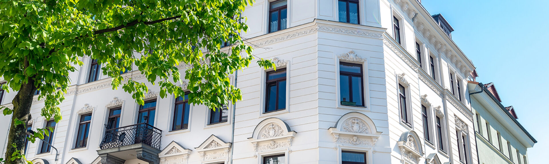 nobles Altbauhaus in Deutschland, helle Fassade