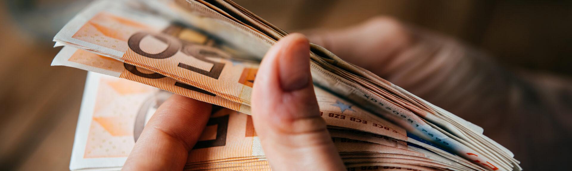 Ein Stappel Geld in einer Hand