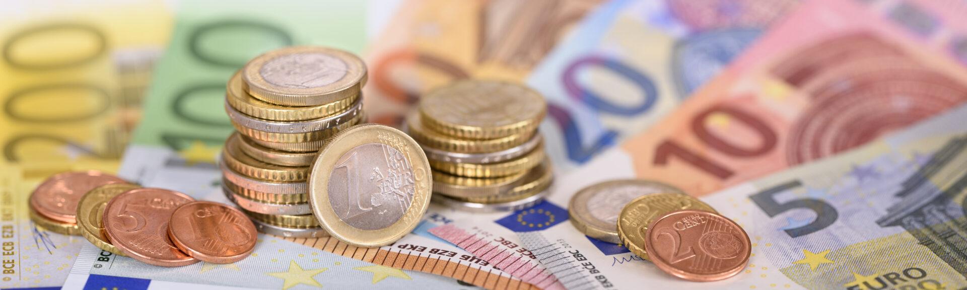 Panorama von Euro Banknoten und Münzen