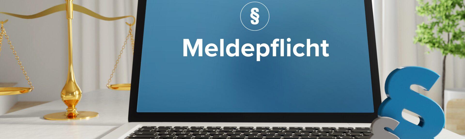 Meldepflicht – Recht, Gesetz, Internet. Laptop im Büro mit Begriff auf dem Monitor. Paragraf und Waage.