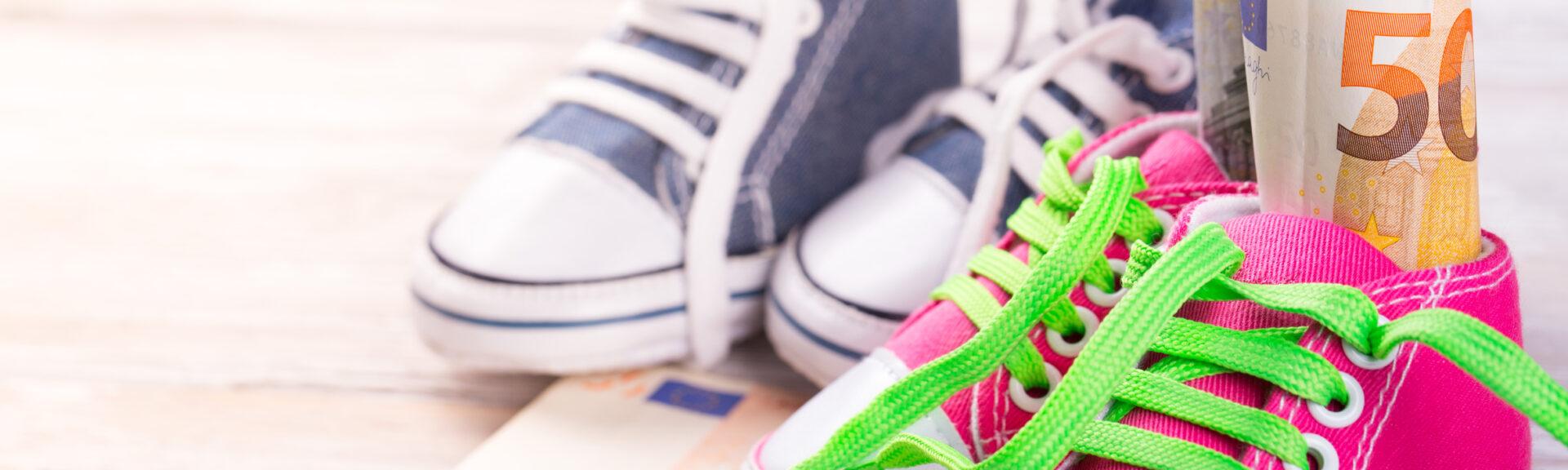 Geldscheine in Kinderschuhen