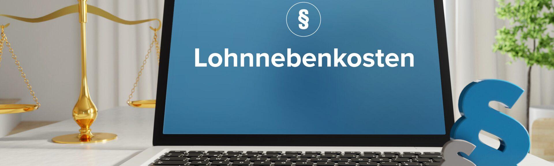 Lohnnebenkosten – Recht, Gesetz, Internet. Laptop im Büro mit Paragrafen Symbol im Vordergrund