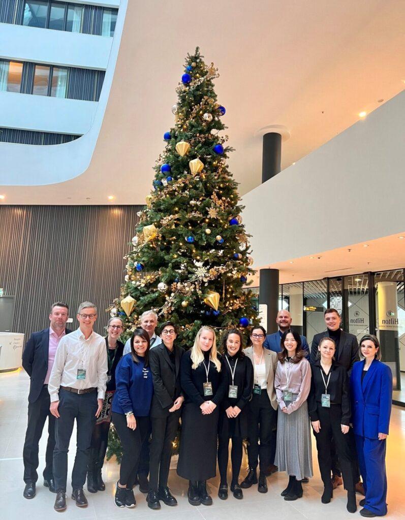 EMEA Future Leaders 2023 Gruppenfoto vor Weihnachtsbaum