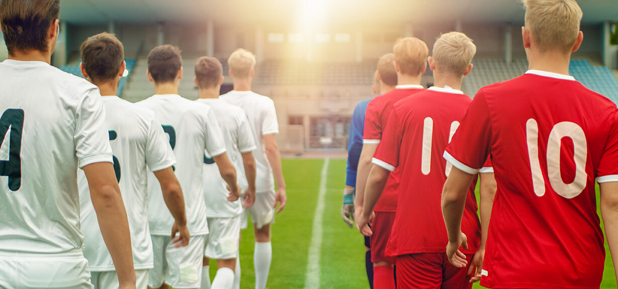 Zwei Fußball Teams gehen auf den Platz
