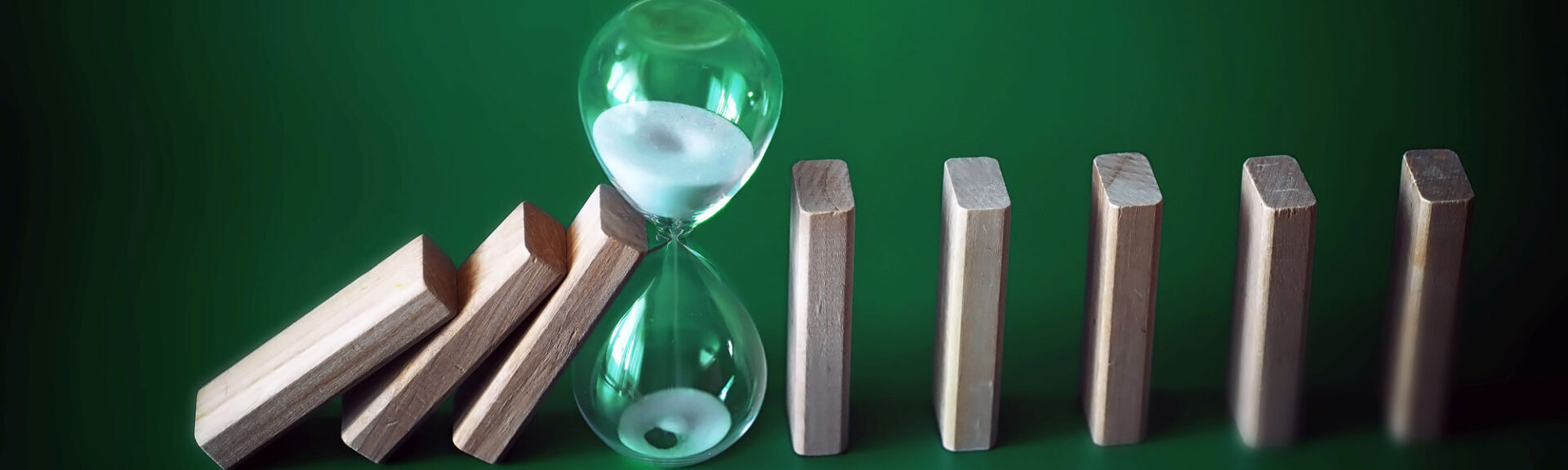 Dominos mit Sanduhr und grünem Hintergrund