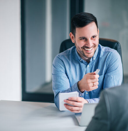 Erfolgreiche Mitarbeiter:innengespräche: Tipps für Führungskräfte und Mitarbeiter:innen