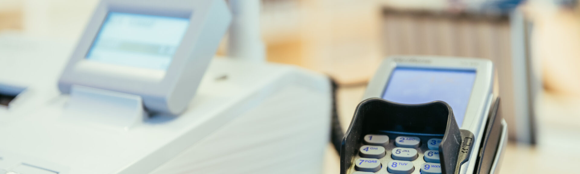 Frist zur Übermittlung bis 15.02.2025. Beim Einsatz von Registrierkassen sind bestimmte Sicherheitsvorkehrungen zu beachten, um die Manipulation der in der Kasse gespeicherten Daten zu verhindern. Start-, Monats- und Jahresbelege tragen zur lückenlosen Erfassung der Umsätze in der Registrierkasse bei. Jahresbelege müssen jeweils zum Ende eines Kalenderjahres (unabhängig vom Wirtschaftsjahr) erstellt, geprüft und für die gesetzliche Aufbewahrungsfrist von sieben Jahren archiviert werden. Für das Jahr 2024 ist daher bis spätestens 15. Februar 2025 für jede Registrierkasse ein separater Jahresbeleg anzufertigen und zu überprüfen. Der Monatsbeleg für Dezember dient gleichzeitig als Jahresbeleg und kann wie ein gewöhnlicher Nullbeleg durch die Eingabe des Wertes 0 erstellt werden. Die Überprüfung kann manuell erfolgen, beispielsweise mit der 