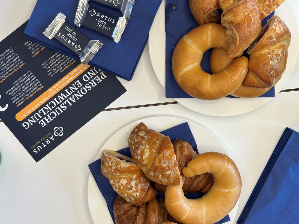 workshop8.4. Foto mit Gebäck und Flyer