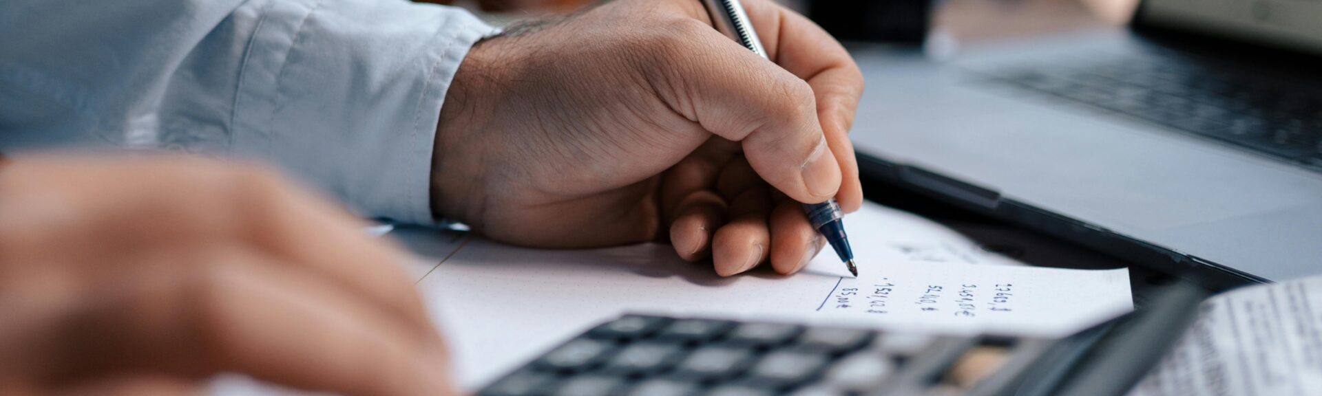 Person beim Durchführen von Kalkulationen am Arbeitsplatz
